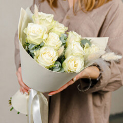 Букет 9 роз с эвкалиптом и сухоцветами #моно№048