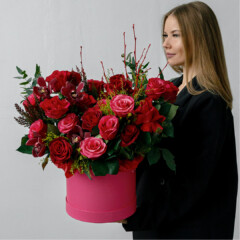Шляпная коробка с орхидеями и малиновыми розами #коробка№9605*