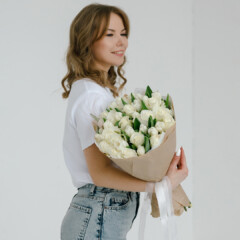 Букет из белых роз и тюльпанов #круг№3412