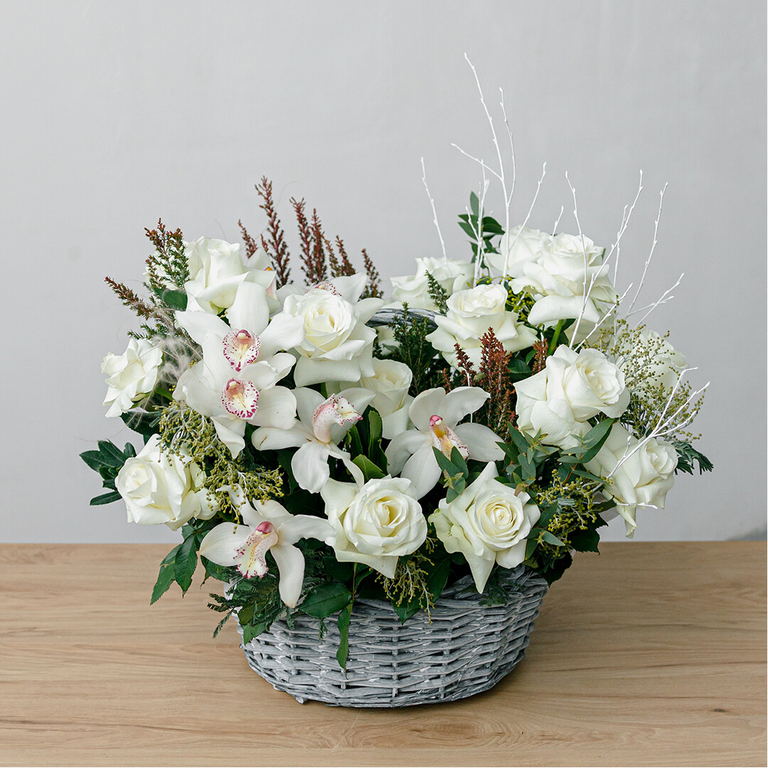 Корзина с белыми розами и орхидей #корзина№10003*